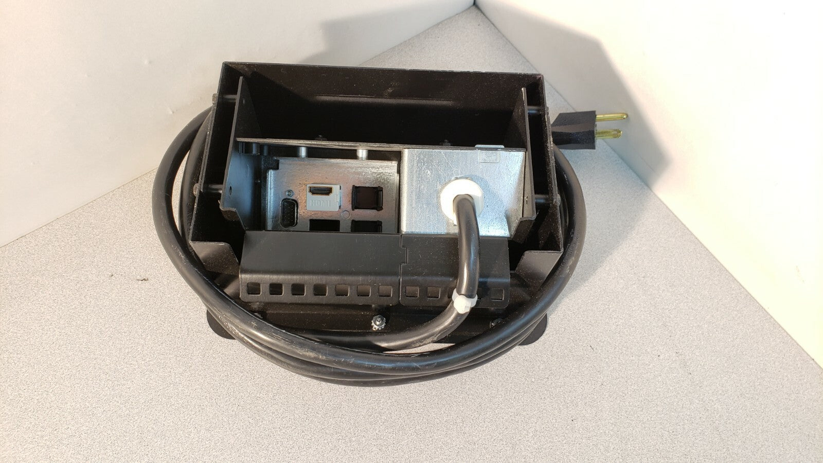 FSR 4SHD Table Top Flip Box AC Duplex Cover T3U-3 Wired Black