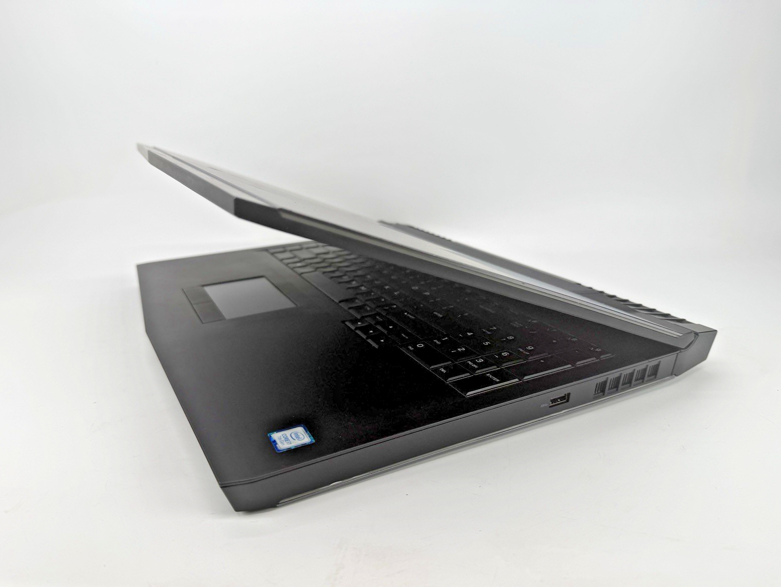 Alenware 17R4 Intel i7-7700HQ 2.80 GHz 32 GB RAM (256 + 500 500 NVMe drives)