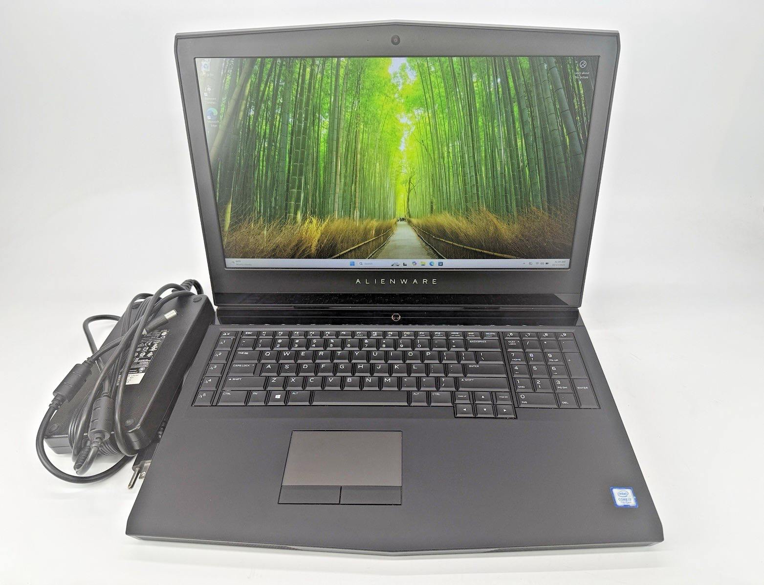Alenware 17R4 Intel i7-7700HQ 2.80 GHz 32 GB RAM (256 + 500 500 NVMe drives)