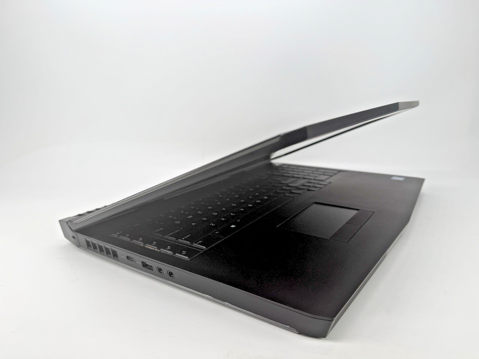 Alenware 17R4 Intel i7-7700HQ 2.80 GHz 32 GB RAM (256 + 500 500 NVMe drives)