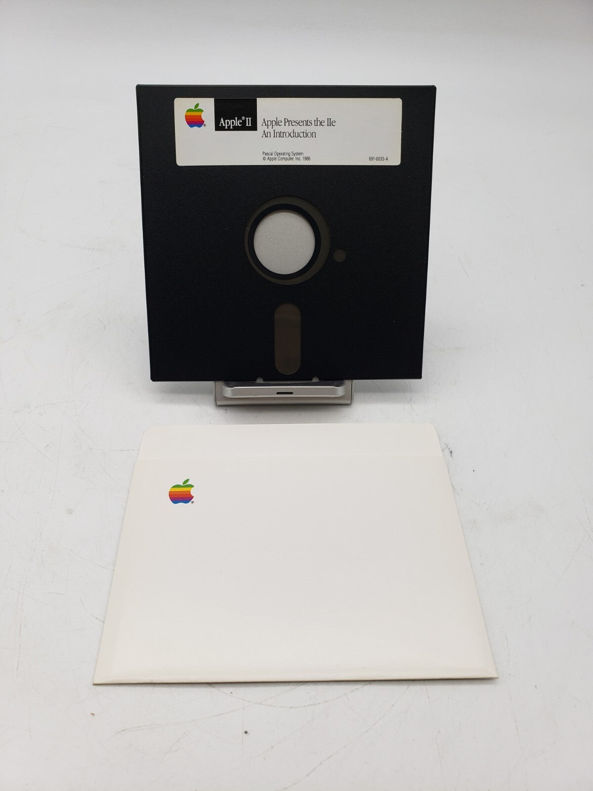 Apple II Apple Presents the IIe An Introduction 691-0035-A