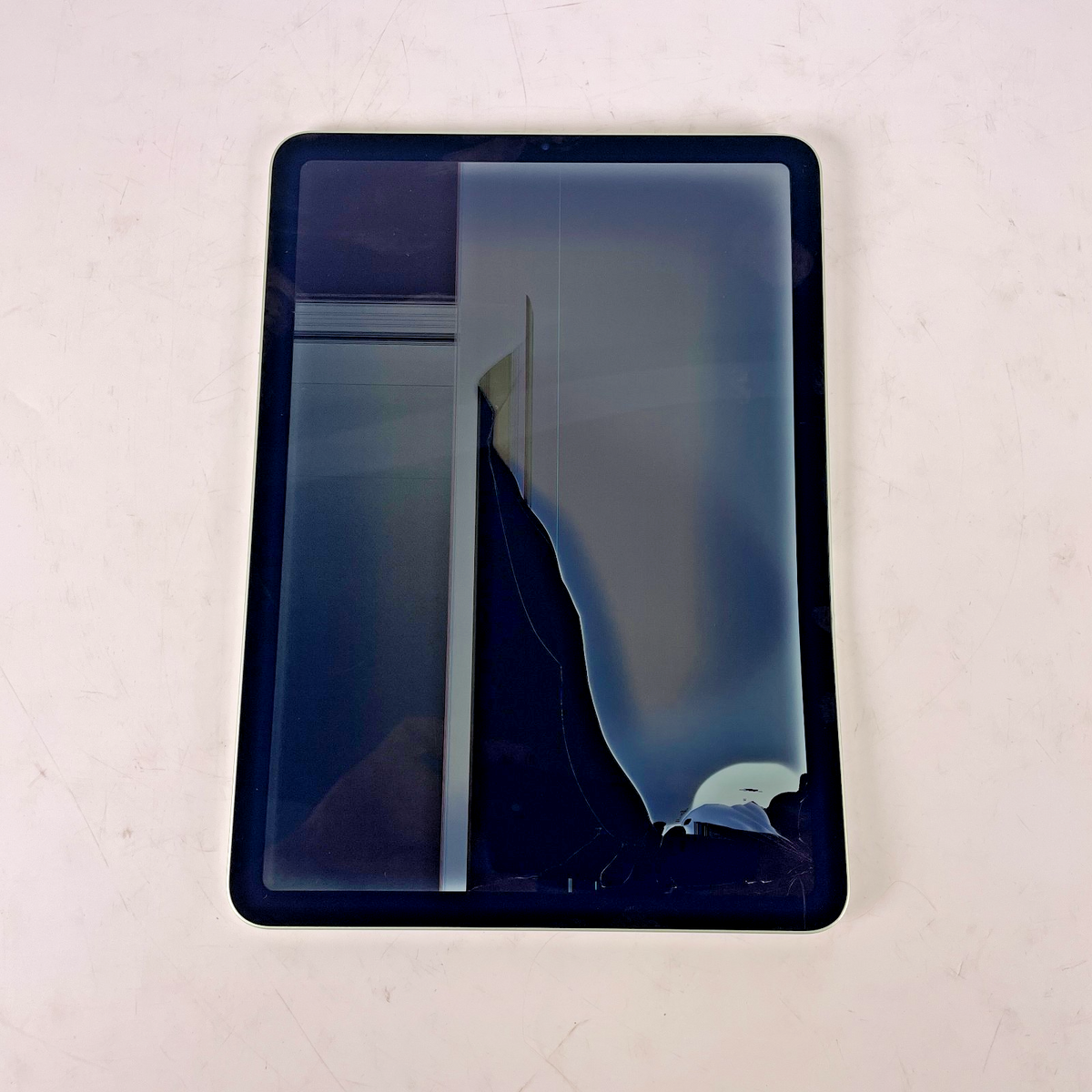 Apple iPad Air (4th Gen.) (A2316) 64GB (Wi-Fi) 10.9" screen cracked