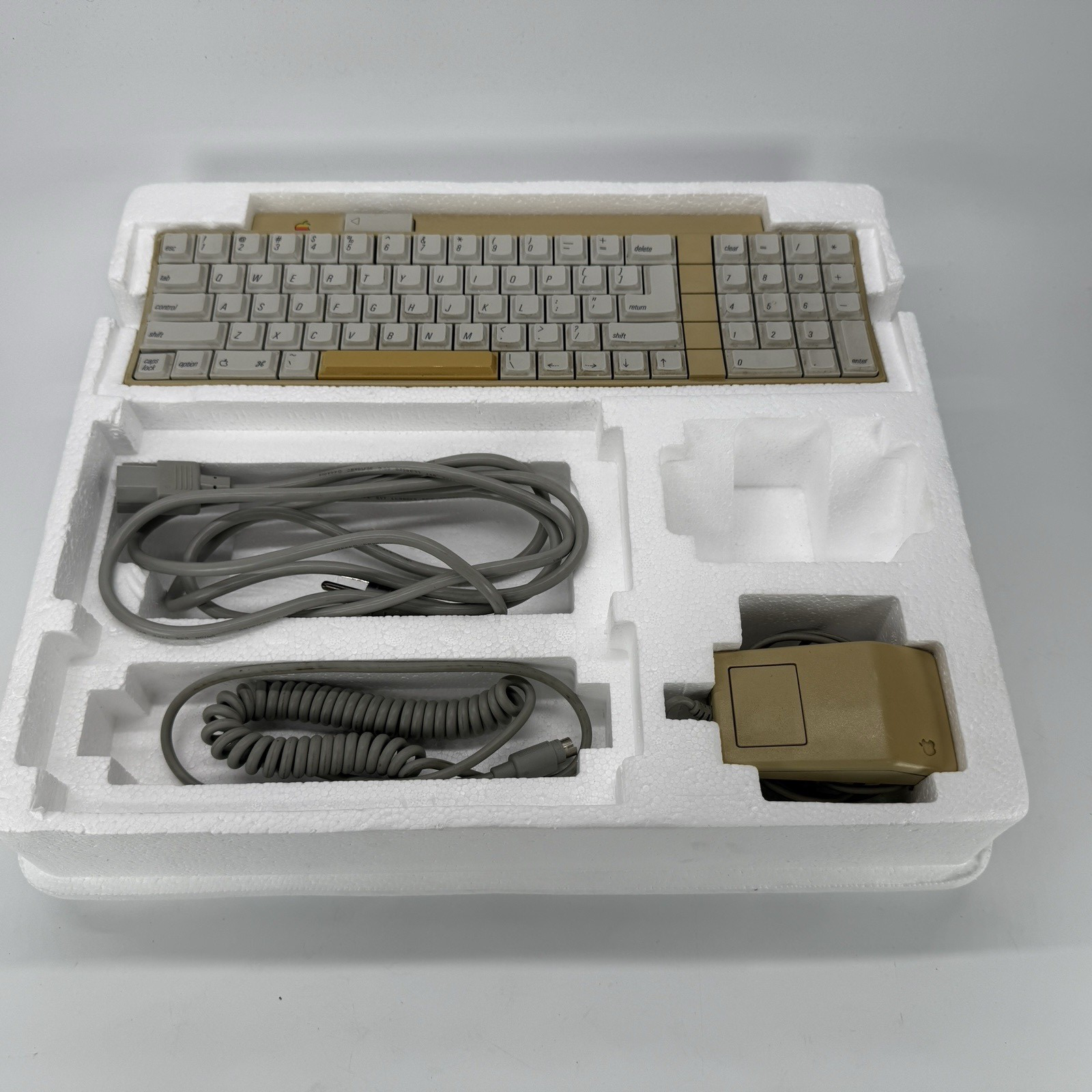 Apple llgs Woz Edition With keyboard, mouse and cords.  Origional box, Guides
