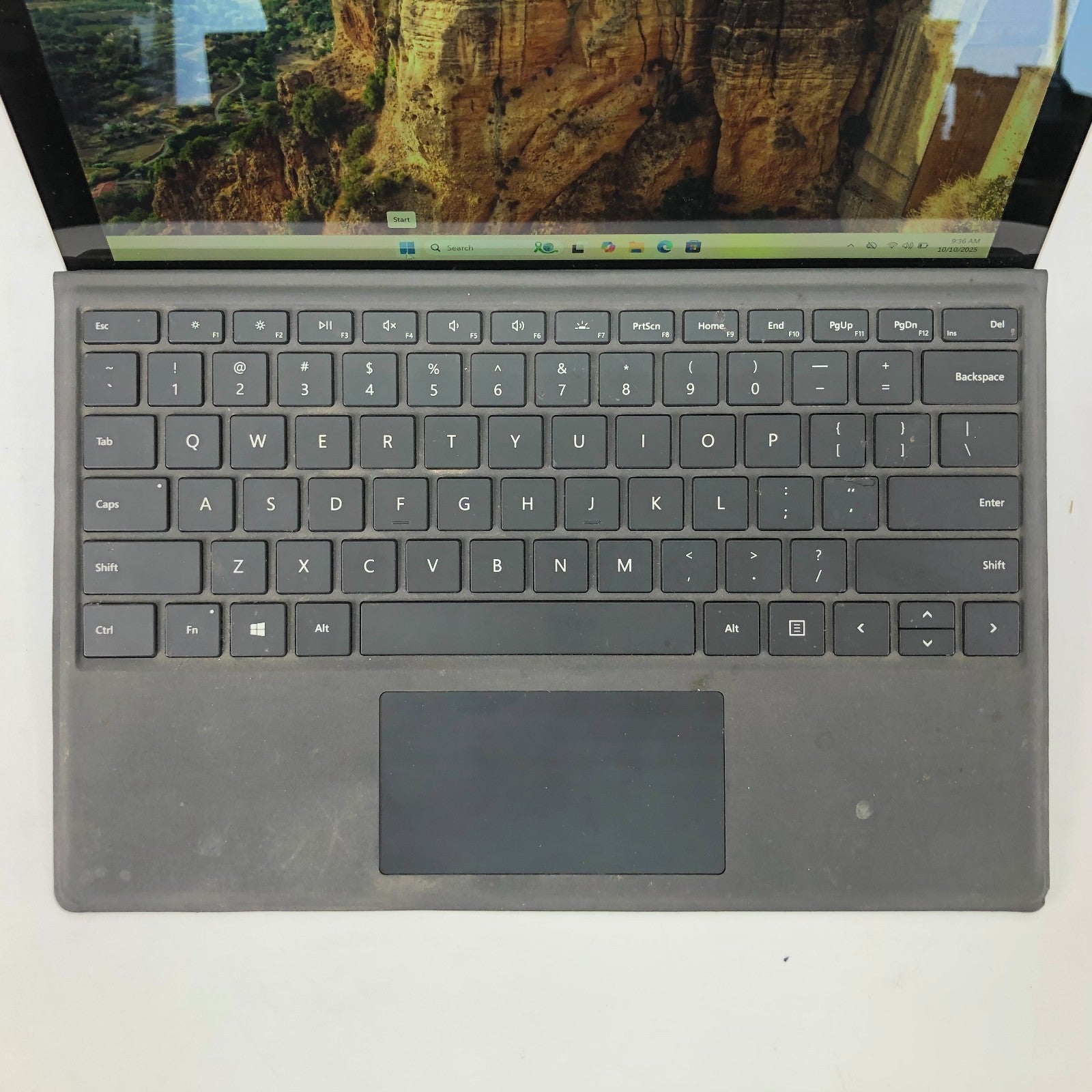 Microsoft Surface Pro 1796 Intel i5-7300u 2.6GHz 8GB Ram 256GB SSD Windows 11