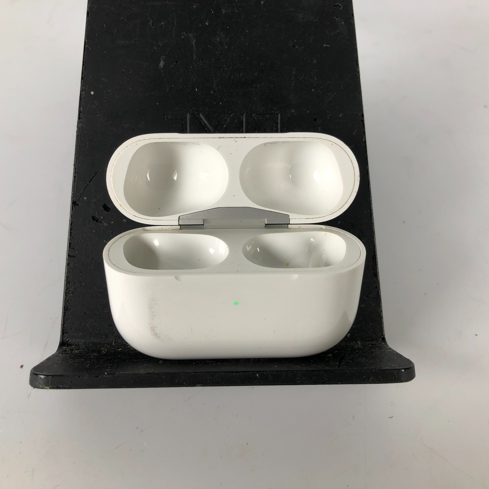 Apple Airpods Pro A2190 (1st gen) Charging Case **NO EAR BUDS**