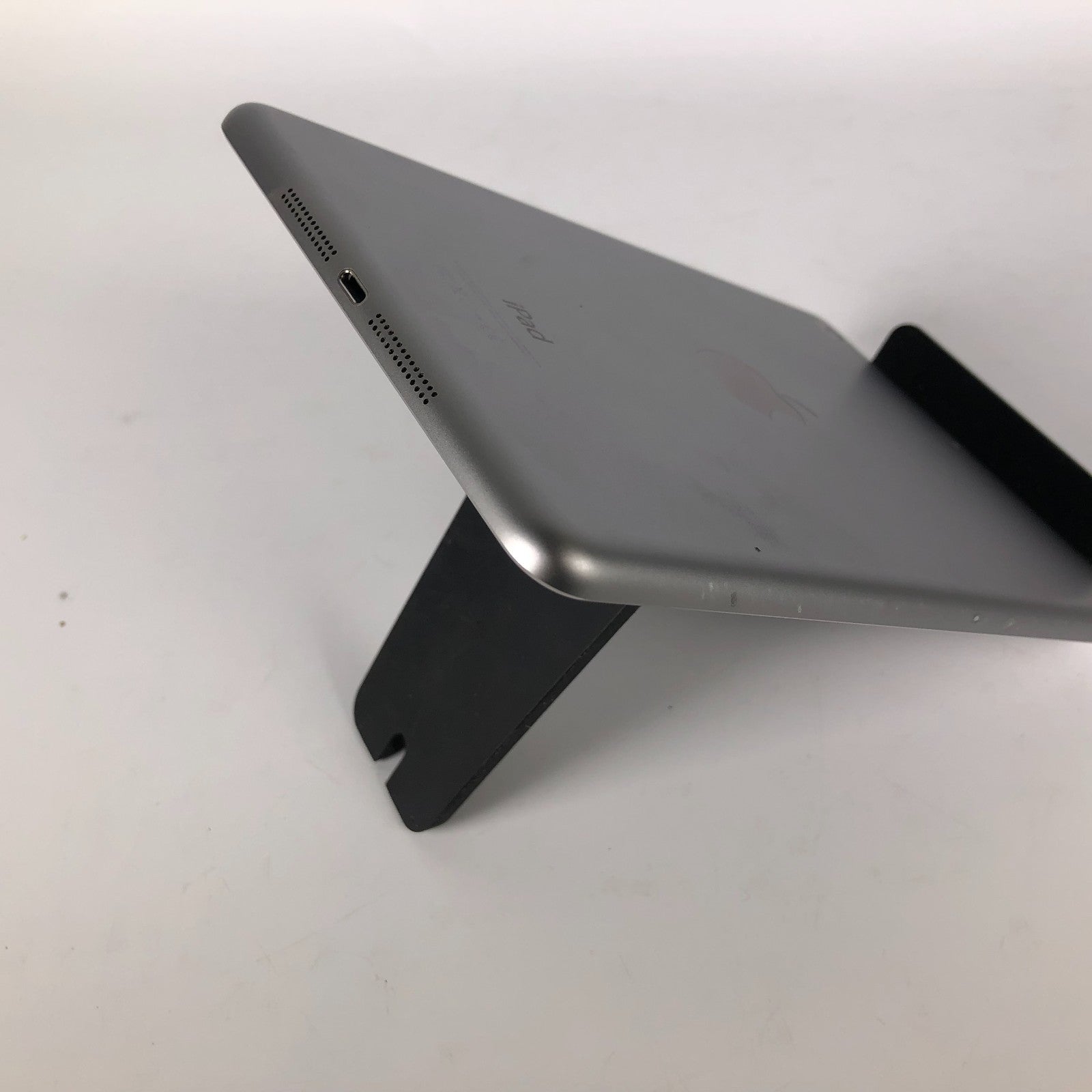 Apple iPad Mini 3rd Gen A1599 7.9" 128GB Wi-Fi MGP32LL/A