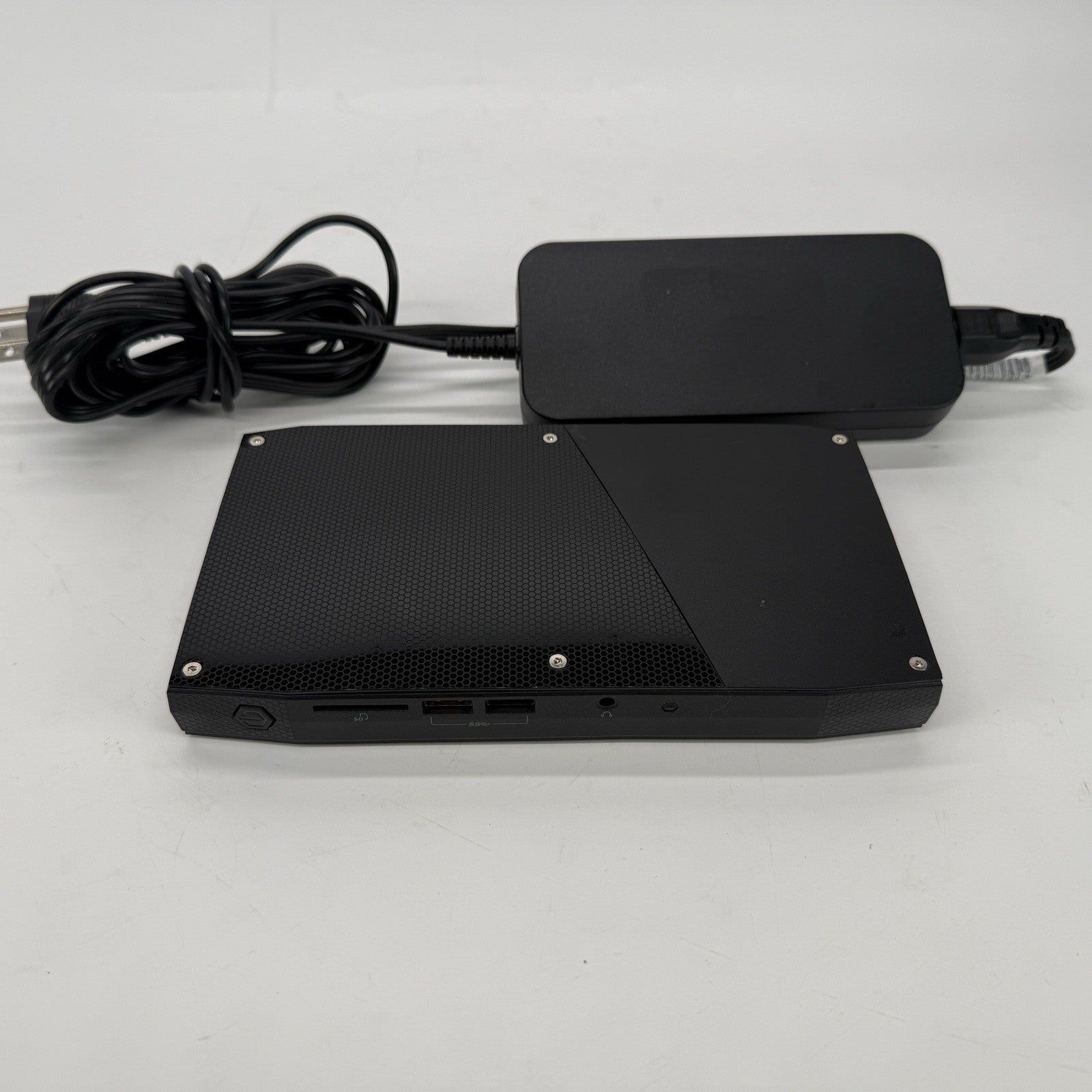 Intel NUC NUC6i7KYK  i7-6770HQ 2.6GHz 8 GB RAM 250 GB SSD (NVMe) Windows 11 Pro