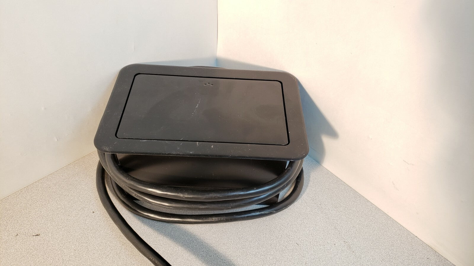 FSR  4SHD Table Top Flip Box AC Duplex Cover T3U-3 Wired Black