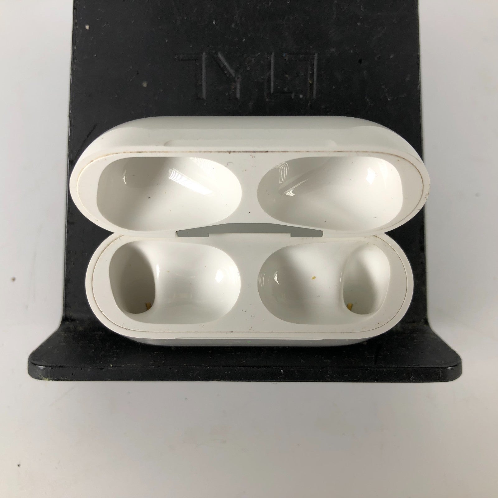 Apple Airpods Pro A2190 (1st gen) Charging Case **NO EAR BUDS**