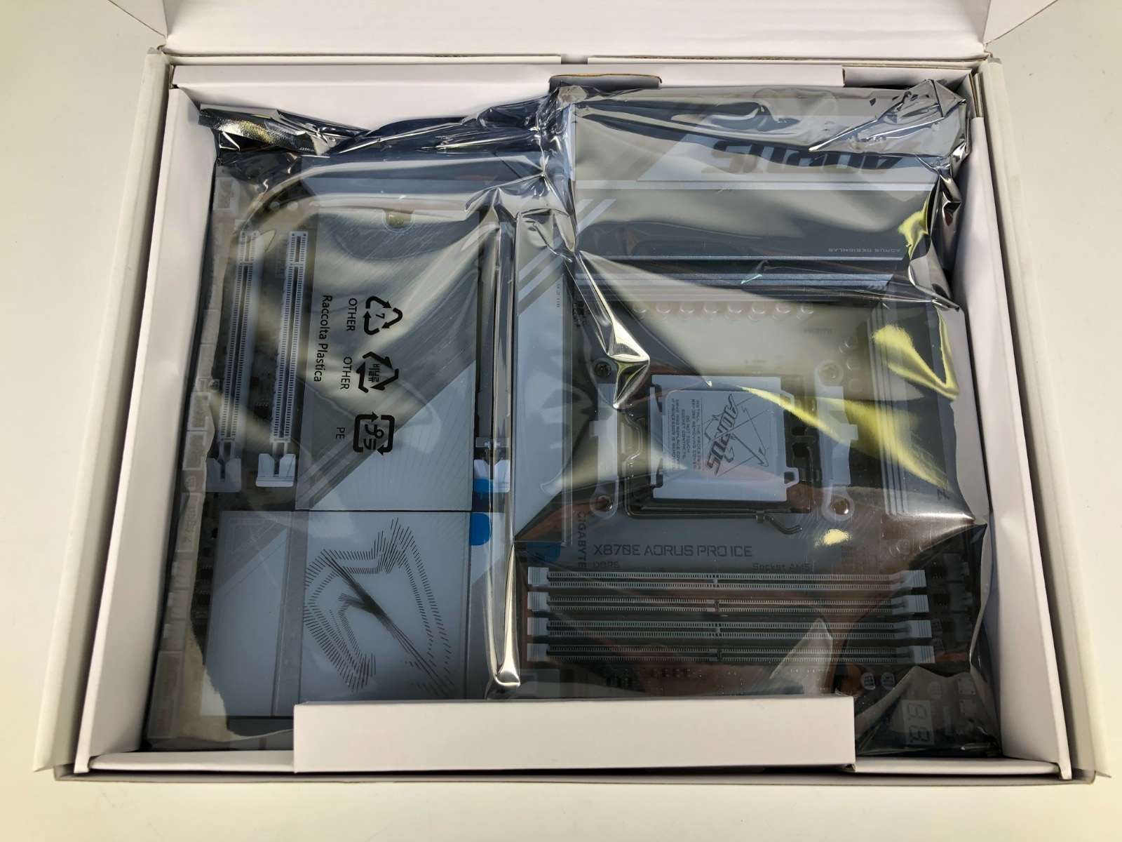 Gigabyte X870E AORUS PRO ICE AMD X870E Socket AM5 ATX Gaming Motherboard